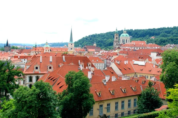 Червоні дахи Прага, Чехія — стокове фото