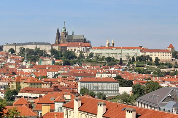 Prague, Çek Cumhuriyeti, kırmızı çatılar — Stok fotoğraf