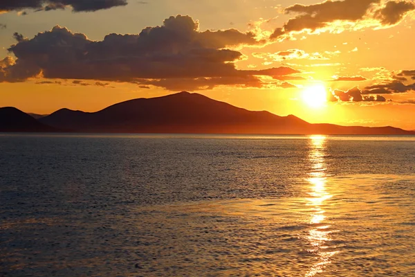 Puesta de sol sobre el mar griego — Foto de Stock