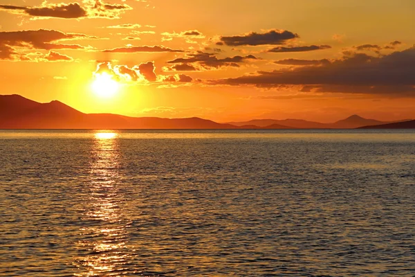 Puesta de sol sobre el mar griego — Foto de Stock