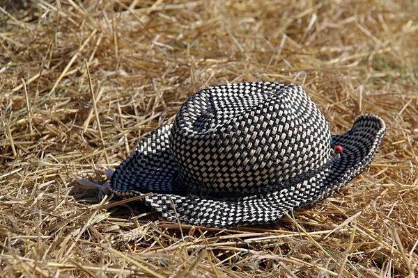 Femme dans le champ de céréales d'été avec chapeau — Photo