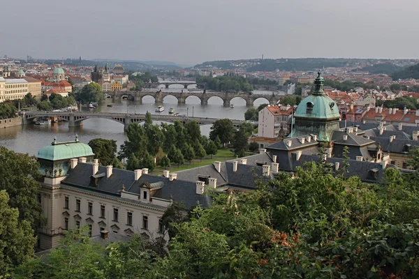 Prager Burg, Gärten und rote Dächer, Tschechische Republik — Stockfoto