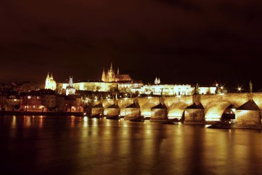 Prag Kalesi ve banka, gece, Çek Cumhuriyeti