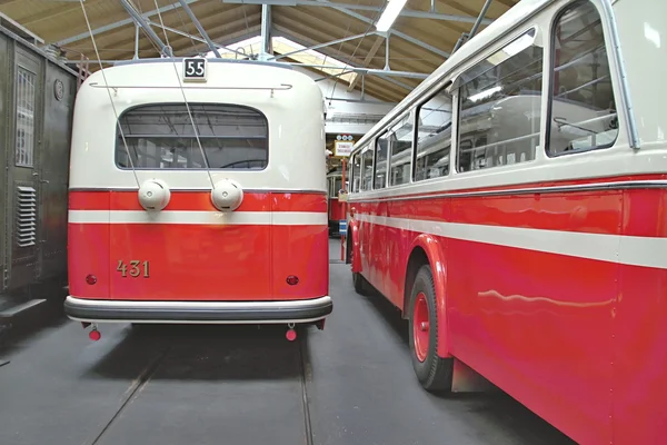 Vehículos antiguos de transporte público — Foto de Stock