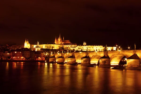 Castillo y banco de Praga por la noche, República Checa — Foto de Stock