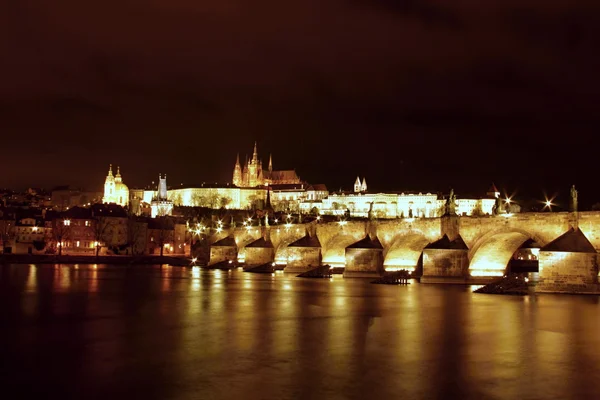 Pražský hrad a banka v noci, Česká republika — Stock fotografie