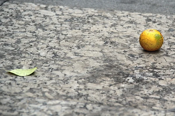 Limón y hoja en la calle — Foto de Stock