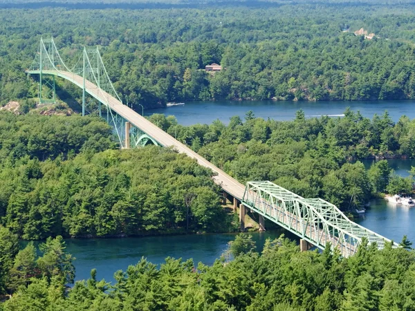 Puente largo en medio de la madera canadiense Imagen de stock