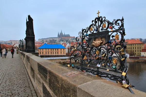 Charles bridge in Prague with love locks, Czech republic — Stock Photo, Image