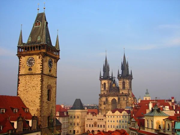 Praha červenými střechami a Staroměstské náměstí — Stock fotografie