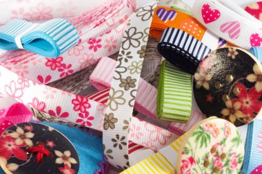 Beyaz arkaplanda aksesuarlar dikiliyor