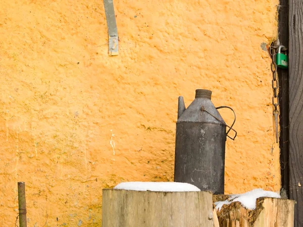 Mur de maison de campagne avec ancienne canette d'eau — Photo