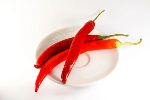 Rode paprika's op een plaat — Stockfoto
