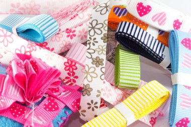 Beyaz arkaplanda aksesuarlar dikiliyor