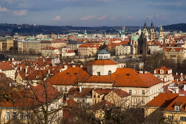 Praha a jeho červenými střechami, ulice skryté a starých domů — Stock fotografie