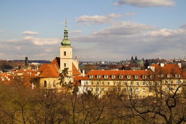 Prag ve kırmızı çatılar, gizli sokakları ve eski evler