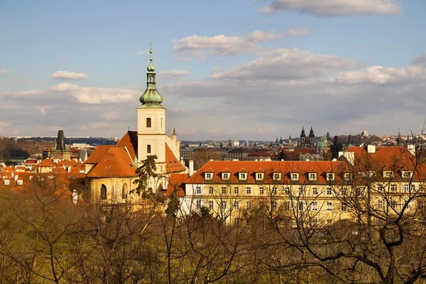 Прага и ее красные крыши, скрытые улицы и старые дома — стоковое фото