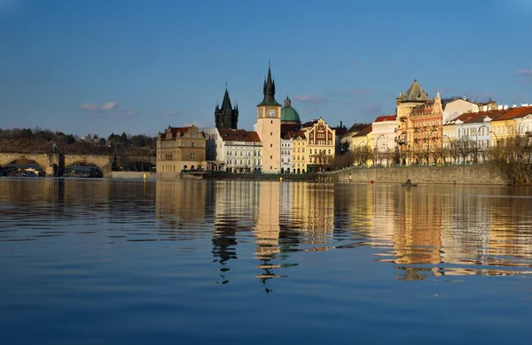 Prag und seine alten Häuser, Moldau und Brücken — Stockfoto