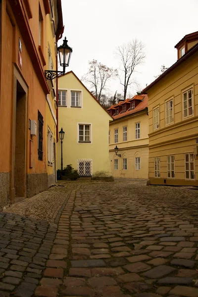 Praga e i suoi tetti rossi, strade nascoste e vecchie case — Foto Stock