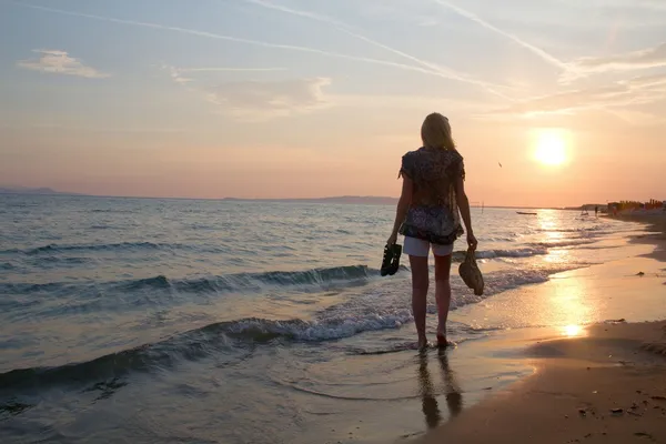 Mujer en la puesta de sol sobre la playa de Toscana — Foto de Stock