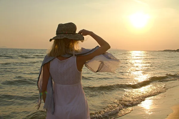 Mujer en la puesta de sol sobre la playa de Toscana — Foto de Stock
