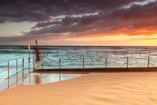 시드니의 북부 해변에서 갯벌 수영장 — 스톡 사진