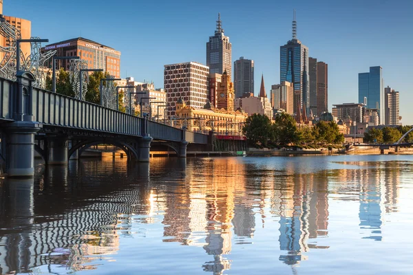 Linha do horizonte de Melbourne ao amanhecer — Fotografia de Stock