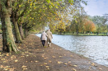 yaşlılar soğuktan eve gidiyor
