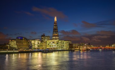 thames Nehri üzerinde Southwark manzarası