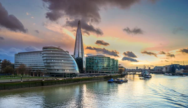 Linha do horizonte de Southwark no rio Tamisa — Fotografia de Stock