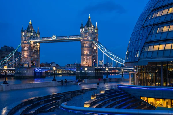 Hôtel de ville et Tower Bridge — Photo