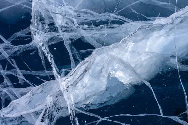 Uma Grande Rachadura Gelo Com Pequenas Rachaduras Redor Gelo Transparente — Fotografia de Stock