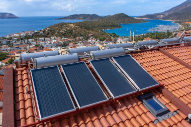 Solar su ısıtıcısı evin çatısına ekonomik ısınma için döşenmiş. Bir sürü büyük su tankı..