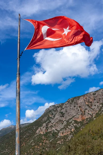 Machanie Turecką Flagą Narodową Maszcie Flagowym Tle Gór Nieba Chmurami — Zdjęcie stockowe