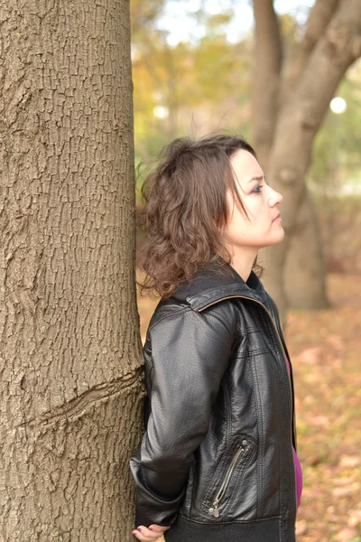 Chica en el bosque — Foto de Stock