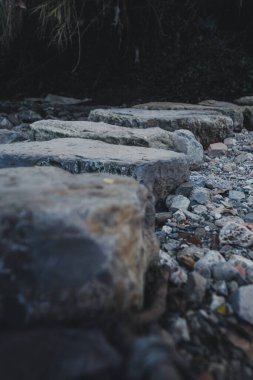 pasarela de piedras al lado de un rio seco