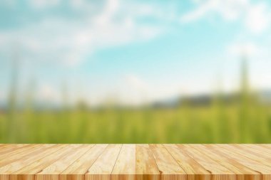 Bulanık gökyüzünde ahşap masa ve çayır ağacıyla güzel bulut. Sade manzara arkaplanı 