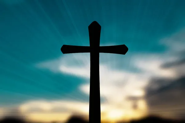 Silhouette Des Christlichen Kreuzes Auf Verschwommenem Hintergrund Bei Sonnenuntergang — Stockfoto
