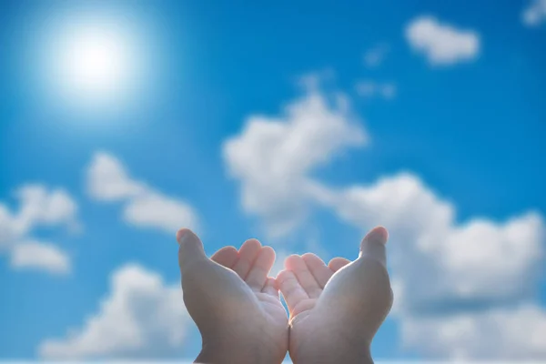 Nsanların Elleri Dua Eder Ibadet Eder Mavi Gökyüzünde Arka Planda — Stok fotoğraf