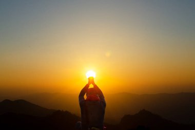 Dua, uyum ve barış içinde günbatımında meditasyon adam. Din, maneviyat, dua, barış.