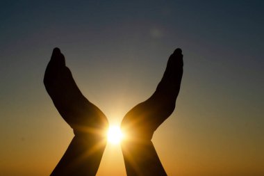 Dua etmek için ellerini aç. Tanrı 'nın kutsaması kavramı. Tanrı, Katolik Paskalya Paskalya Paskalya Perhizi dualarına yardım etsin. Hıristiyan Dini kavramı geçmişi. Tanrı için savaşmak ve zafer.