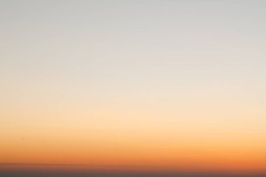 Gün batımından sonra dağda gökyüzü manzarası