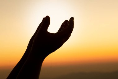 Dua etmek için ellerini aç. Tanrı 'nın kutsaması kavramı. Tanrı, Katolik Paskalya Paskalya Paskalya Perhizi dualarına yardım etsin. Hıristiyan Dini kavramı geçmişi. Tanrı için savaşmak ve zafer.