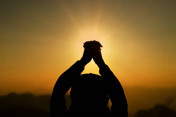 Dua Uyum Barış Içinde Günbatımında Meditasyon Adam Din Maneviyat Dua — Stok fotoğraf