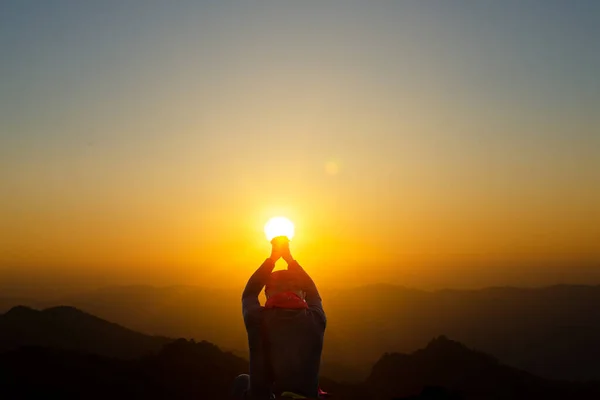 Dua Uyum Barış Içinde Günbatımında Meditasyon Adam Din Maneviyat Dua — Stok fotoğraf