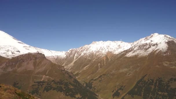 Cime Montane Con Neve Estate Prati Alpini Vicino Alla Funivia — Video Stock