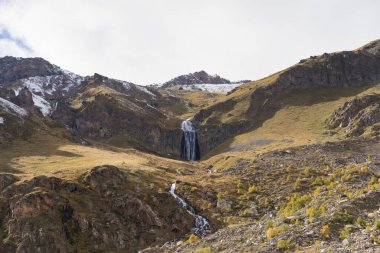 Ormandaki dağ şelalesi. Şelale manzaralı. Dağlarda şelale. Şelale.