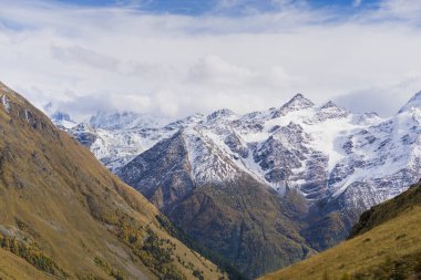 Sabah manzarası Dağların tepesinde vahşi doğa
