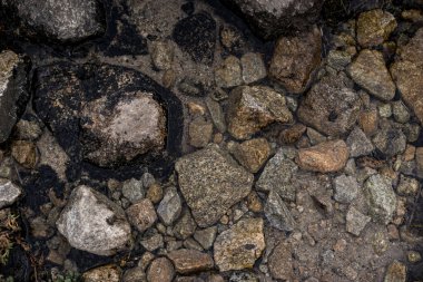 berrak su akışı çakıl üzerinden akan