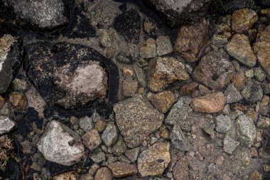 berrak su akışı çakıl üzerinden akan